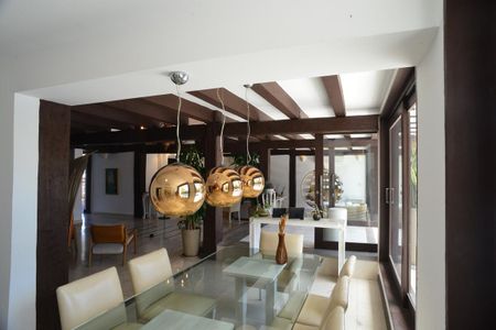 Casa de condomínio à venda com 675m², 4 quartos e 4 vagas Casa de condomínio à venda com 675m², 4 quartos e 4 vagasSala