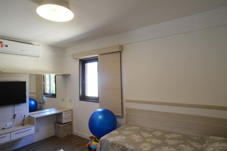 Casa de condomínio à venda com 675m², 4 quartos e 4 vagas Casa de condomínio à venda com 675m², 4 quartos e 4 vagasSuíte 3