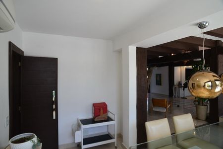 Casa de condomínio à venda com 675m², 4 quartos e 4 vagas Casa de condomínio à venda com 675m², 4 quartos e 4 vagasSala