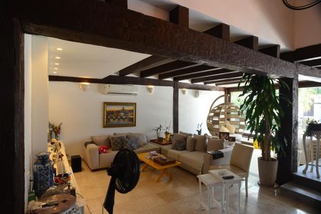 Casa de condomínio à venda com 675m², 4 quartos e 4 vagas Casa de condomínio à venda com 675m², 4 quartos e 4 vagasSala