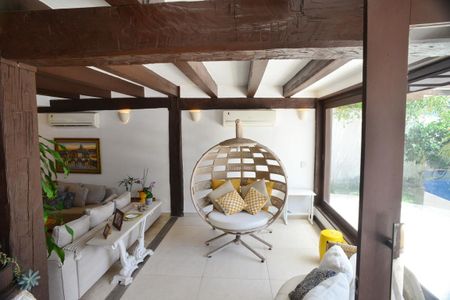 Casa de condomínio à venda com 675m², 4 quartos e 4 vagas Casa de condomínio à venda com 675m², 4 quartos e 4 vagasSala