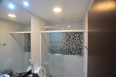 Casa de condomínio à venda com 675m², 4 quartos e 4 vagas Casa de condomínio à venda com 675m², 4 quartos e 4 vagasBanheiro Social