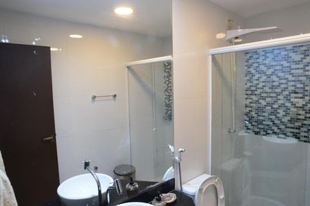 Casa de condomínio à venda com 675m², 4 quartos e 4 vagas Casa de condomínio à venda com 675m², 4 quartos e 4 vagasBanheiro Social