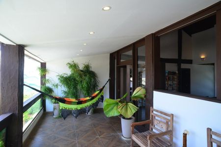 Casa de condomínio à venda com 675m², 4 quartos e 4 vagas Casa de condomínio à venda com 675m², 4 quartos e 4 vagasVaranda