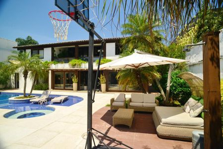 Casa de condomínio à venda com 675m², 4 quartos e 4 vagas Casa de condomínio à venda com 675m², 4 quartos e 4 vagasÁrea comum - Piscina