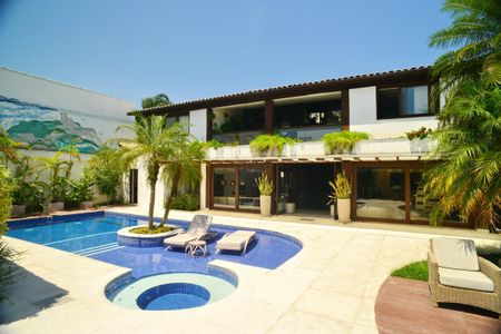 Casa de condomínio à venda com 675m², 4 quartos e 4 vagas Casa de condomínio à venda com 675m², 4 quartos e 4 vagasÁrea comum - Piscina