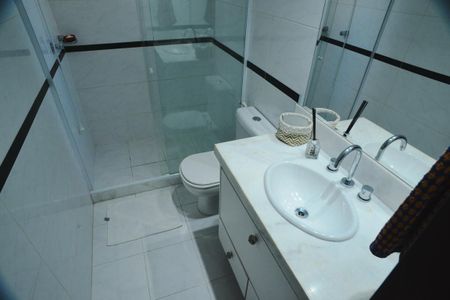 Casa de condomínio à venda com 675m², 4 quartos e 4 vagas Casa de condomínio à venda com 675m², 4 quartos e 4 vagasBanheiro da Suíte 1