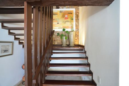 Casa de condomínio à venda com 675m², 4 quartos e 4 vagas Casa de condomínio à venda com 675m², 4 quartos e 4 vagasEscada