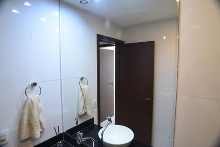 Casa de condomínio à venda com 675m², 4 quartos e 4 vagas Casa de condomínio à venda com 675m², 4 quartos e 4 vagasBanheiro Social