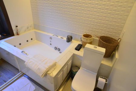 Casa de condomínio à venda com 675m², 4 quartos e 4 vagas Casa de condomínio à venda com 675m², 4 quartos e 4 vagasBanheiro da Suíte 2