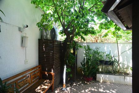 Casa de condomínio à venda com 675m², 4 quartos e 4 vagas Casa de condomínio à venda com 675m², 4 quartos e 4 vagasÁrea Externa