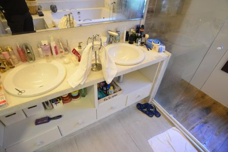 Casa de condomínio à venda com 675m², 4 quartos e 4 vagas Casa de condomínio à venda com 675m², 4 quartos e 4 vagasBanheiro da Suíte 2