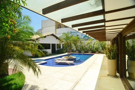 Casa de condomínio à venda com 675m², 4 quartos e 4 vagas Casa de condomínio à venda com 675m², 4 quartos e 4 vagasÁrea comum - Piscina