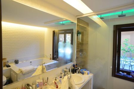 Casa de condomínio à venda com 675m², 4 quartos e 4 vagas Casa de condomínio à venda com 675m², 4 quartos e 4 vagasBanheiro da Suíte 2