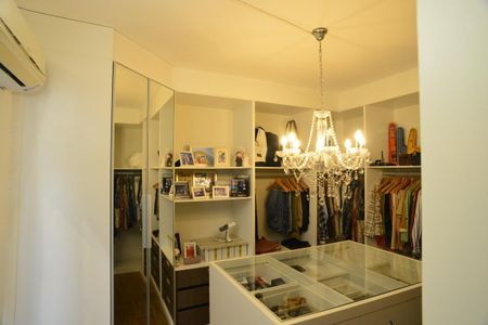 Casa de condomínio à venda com 675m², 4 quartos e 4 vagas Casa de condomínio à venda com 675m², 4 quartos e 4 vagasCloset da Suíte 2