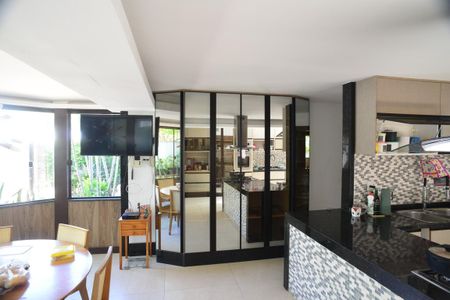 Casa de condomínio à venda com 675m², 4 quartos e 4 vagas Casa de condomínio à venda com 675m², 4 quartos e 4 vagasCozinha