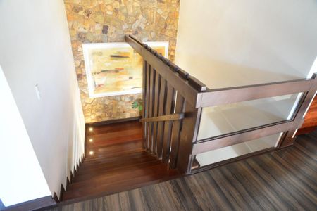 Casa de condomínio à venda com 675m², 4 quartos e 4 vagas Casa de condomínio à venda com 675m², 4 quartos e 4 vagasEscada