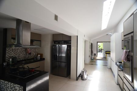 Casa de condomínio à venda com 675m², 4 quartos e 4 vagas Casa de condomínio à venda com 675m², 4 quartos e 4 vagasCozinha