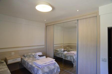 Casa de condomínio à venda com 675m², 4 quartos e 4 vagas Casa de condomínio à venda com 675m², 4 quartos e 4 vagasSuíte 3