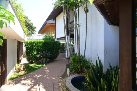 Casa de condomínio à venda com 675m², 4 quartos e 4 vagas Casa de condomínio à venda com 675m², 4 quartos e 4 vagasÁrea Externa