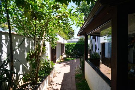 Casa de condomínio à venda com 675m², 4 quartos e 4 vagas Casa de condomínio à venda com 675m², 4 quartos e 4 vagasÁrea Externa