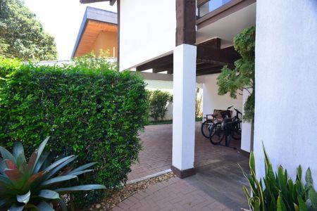 Casa de condomínio à venda com 675m², 4 quartos e 4 vagas Casa de condomínio à venda com 675m², 4 quartos e 4 vagasÁrea Externa