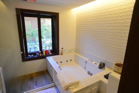 Casa de condomínio à venda com 675m², 4 quartos e 4 vagas Casa de condomínio à venda com 675m², 4 quartos e 4 vagasBanheiro da Suíte 2