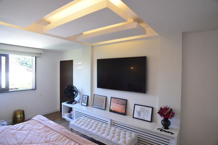 Casa de condomínio à venda com 675m², 4 quartos e 4 vagas Casa de condomínio à venda com 675m², 4 quartos e 4 vagasSuíte 2