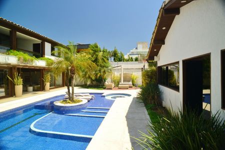 Casa de condomínio à venda com 675m², 4 quartos e 4 vagas Casa de condomínio à venda com 675m², 4 quartos e 4 vagasÁrea comum - Piscina