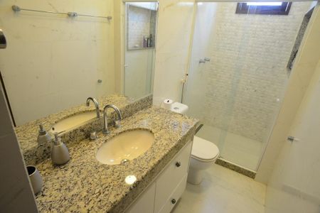 Casa de condomínio à venda com 675m², 4 quartos e 4 vagas Casa de condomínio à venda com 675m², 4 quartos e 4 vagasBanheiro da Suíte 3