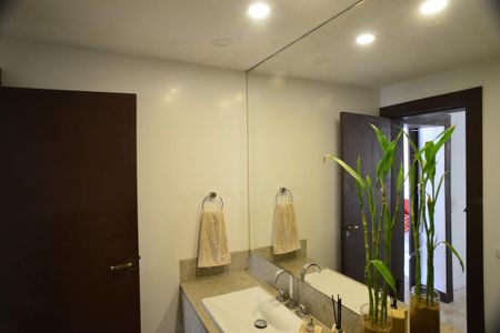 Casa de condomínio à venda com 675m², 4 quartos e 4 vagas Casa de condomínio à venda com 675m², 4 quartos e 4 vagasLavabo