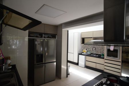 Casa de condomínio à venda com 675m², 4 quartos e 4 vagas Casa de condomínio à venda com 675m², 4 quartos e 4 vagasCozinha