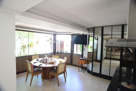 Casa de condomínio à venda com 675m², 4 quartos e 4 vagas Casa de condomínio à venda com 675m², 4 quartos e 4 vagasCozinha