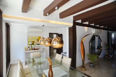 Casa de condomínio à venda com 675m², 4 quartos e 4 vagas Casa de condomínio à venda com 675m², 4 quartos e 4 vagasSala