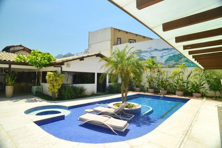 Casa de condomínio à venda com 675m², 4 quartos e 4 vagas Casa de condomínio à venda com 675m², 4 quartos e 4 vagasÁrea comum - Piscina