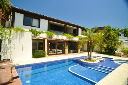 Casa de condomínio à venda com 675m², 4 quartos e 4 vagas Casa de condomínio à venda com 675m², 4 quartos e 4 vagasÁrea comum - Piscina