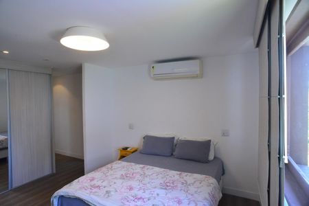 Casa de condomínio à venda com 675m², 4 quartos e 4 vagas Casa de condomínio à venda com 675m², 4 quartos e 4 vagasSuíte 4