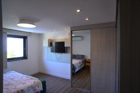 Casa de condomínio à venda com 675m², 4 quartos e 4 vagas Casa de condomínio à venda com 675m², 4 quartos e 4 vagasSuíte 4