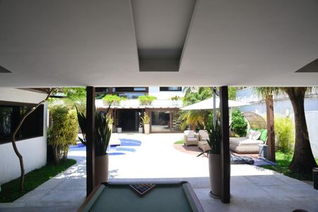 Casa de condomínio à venda com 675m², 4 quartos e 4 vagas Casa de condomínio à venda com 675m², 4 quartos e 4 vagasÁrea comum - Churrasqueira