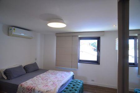 Casa de condomínio à venda com 675m², 4 quartos e 4 vagas Casa de condomínio à venda com 675m², 4 quartos e 4 vagasSuíte 4