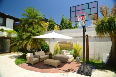 Casa de condomínio à venda com 675m², 4 quartos e 4 vagas Casa de condomínio à venda com 675m², 4 quartos e 4 vagasÁrea comum - Piscina