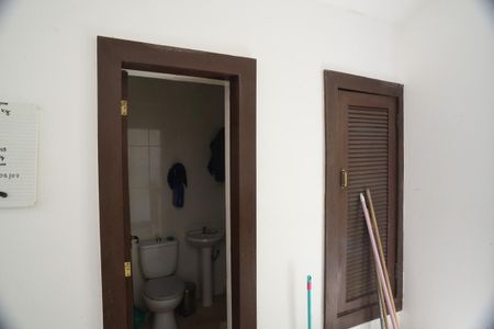 Casa de condomínio à venda com 675m², 4 quartos e 4 vagas Casa de condomínio à venda com 675m², 4 quartos e 4 vagasBanheiro de Serviço