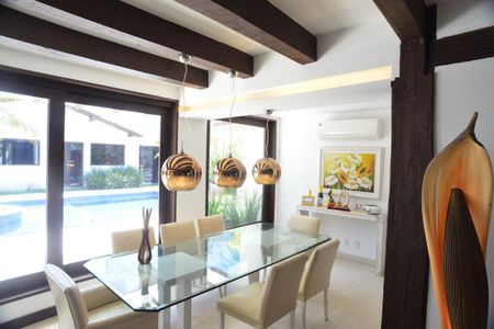 Casa de condomínio à venda com 675m², 4 quartos e 4 vagas Casa de condomínio à venda com 675m², 4 quartos e 4 vagasSala