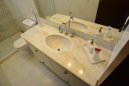 Casa de condomínio à venda com 675m², 4 quartos e 4 vagas Casa de condomínio à venda com 675m², 4 quartos e 4 vagasBanheiro da Suíte 4