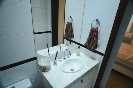 Casa de condomínio à venda com 675m², 4 quartos e 4 vagas Casa de condomínio à venda com 675m², 4 quartos e 4 vagasBanheiro da Suíte 1