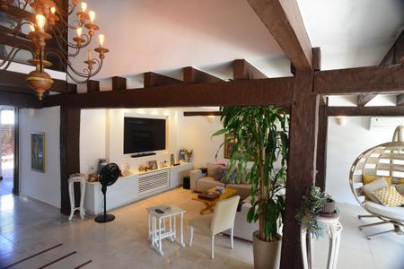 Casa de condomínio à venda com 675m², 4 quartos e 4 vagas Casa de condomínio à venda com 675m², 4 quartos e 4 vagasSala