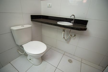 Casa de condomínio para alugar com 65m², 2 quartos e 1 vaga Casa de condomínio para alugar com 65m², 2 quartos e 1 vagaBanheiro