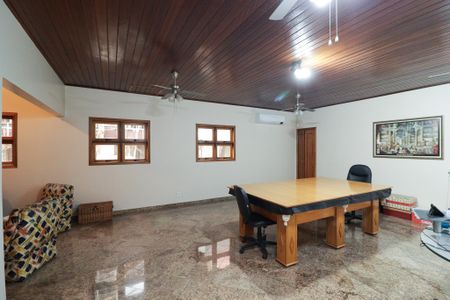 Casa à venda com 220m², 4 quartos e 3 vagas Casa à venda com 220m², 4 quartos e 3 vagasEscritório