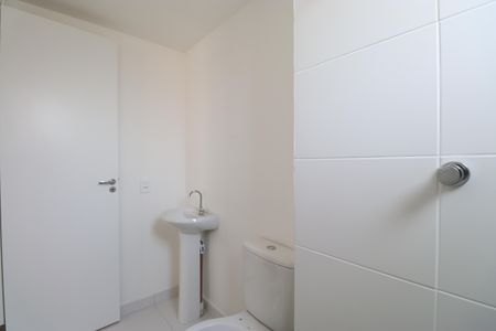 Banheiro de apartamento para alugar com 1 quarto, 29m² em Parque Industrial Tomas Edson, São Paulo