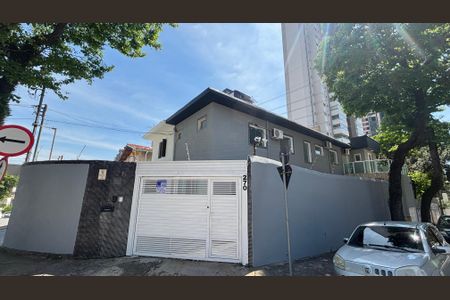 Casa à venda com 229m², 3 quartos e 6 vagas Casa à venda com 229m², 3 quartos e 6 vagasFachada